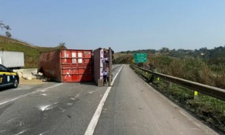 Motorista fica preso às ferragens após carreta tombar na BR-381