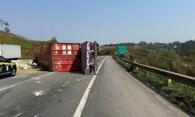 Motorista fica preso às ferragens após carreta tombar na BR-381