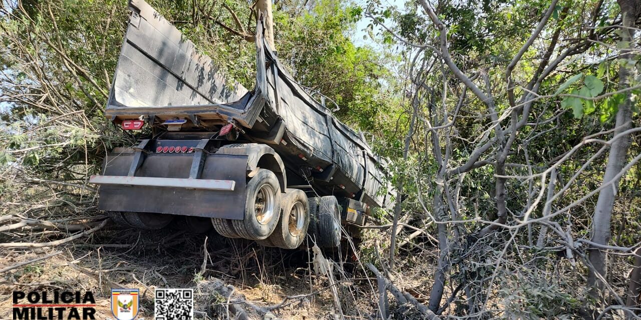 Carreta sai da pista após motorista cochilar na BR-354