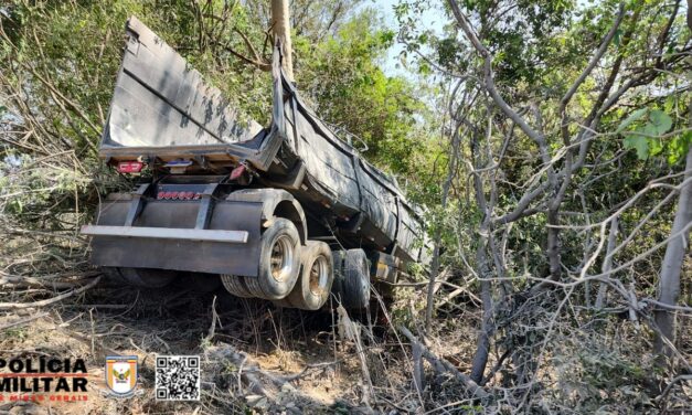 Carreta sai da pista após motorista cochilar na BR-354