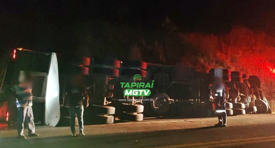 Motorista morre após carreta carregada com farelo de soja tombar na BR-262