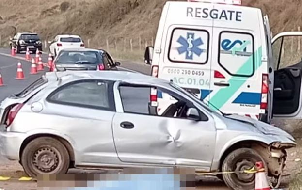 Motorista morre após carro colidir contra barranco e capotar no Sul de Minas