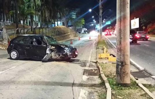 Motorista embriagado é preso após colidir carro contra poste em Minas