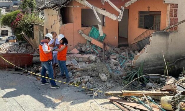 Carreta destrói casa após perder o freio