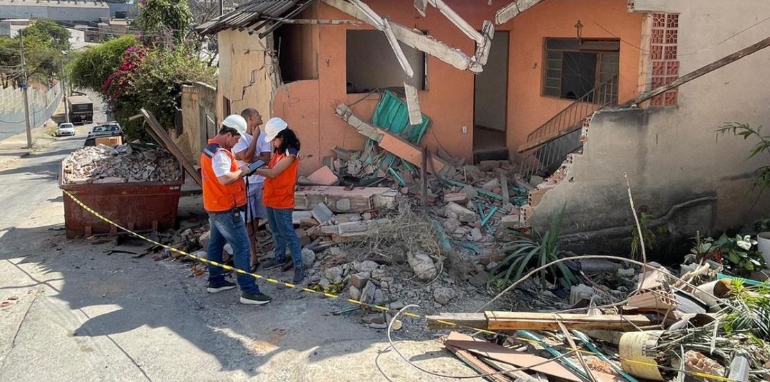 Carreta destrói casa após perder o freio
