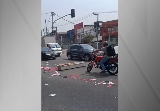 Caixão cai de carro funerário no meio de avenida