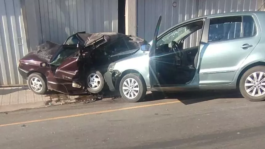 Carro em alta velocidade provoca colisão com dois veículos, em Itaúna