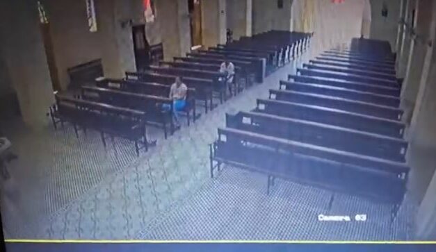 Homem furta celular de fiel enquanto ela rezava em igreja