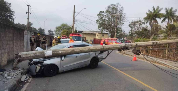 Motorista de 30 anos morre ao bater e derrubar poste em Minas