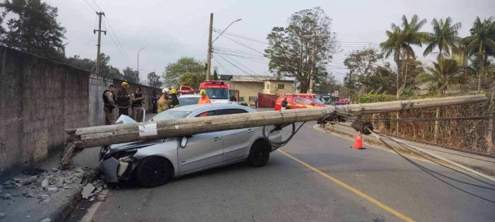 Motorista de 30 anos morre ao bater e derrubar poste em Minas