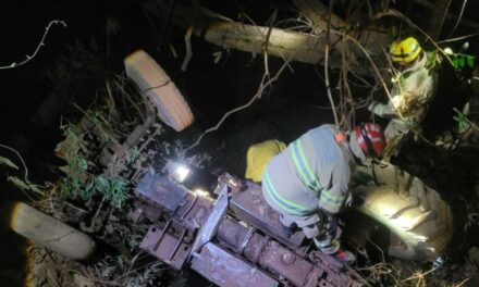 Homem morre ao cair de ponte com trator em Minas