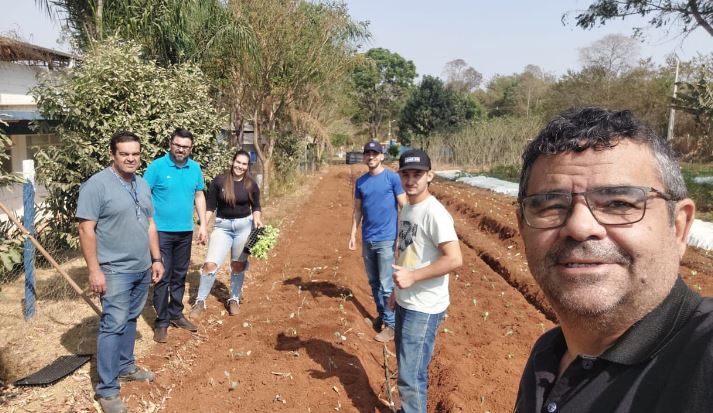 Equipe do Projeto Horta Urbana planta 1000 mudas de hortaliças
