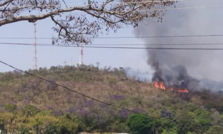 Incêndio chama a atenção de moradores no “Alto do Cristo’, em Formiga