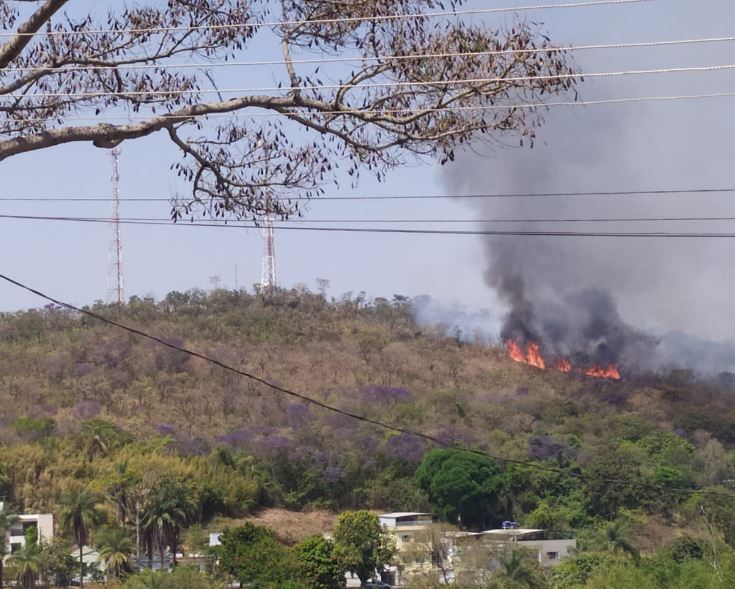 Incêndio chama a atenção de moradores no “Alto do Cristo’, em Formiga