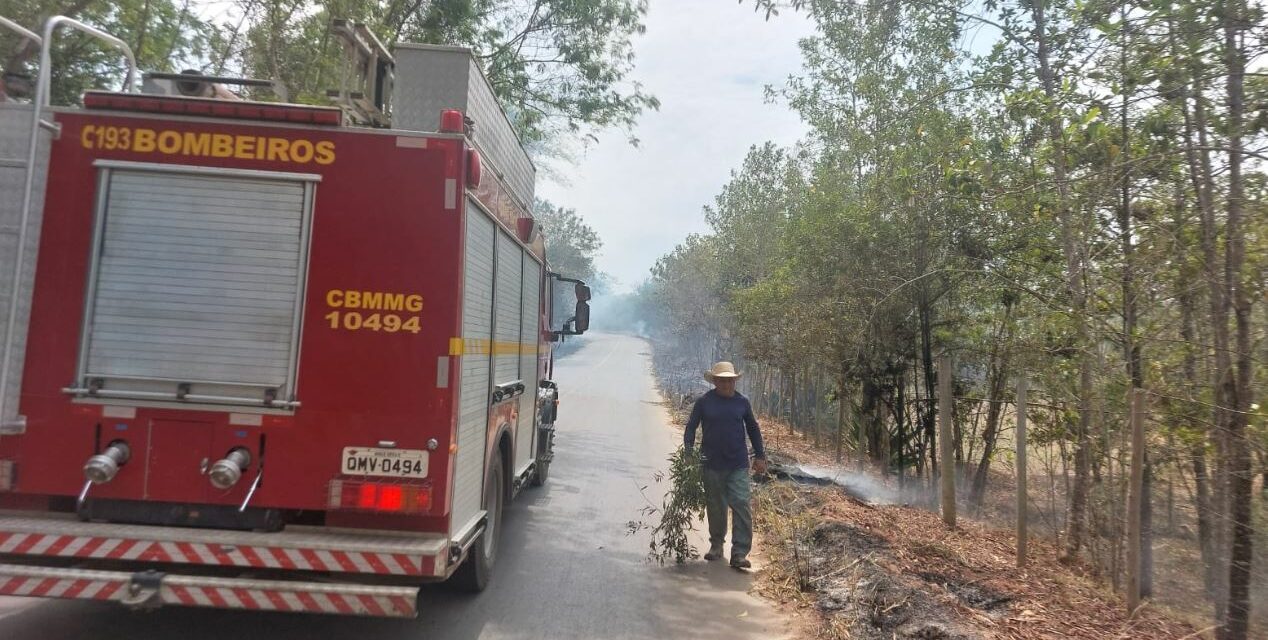 Bombeiros combatem incêndio na estrada de acesso à comunidade de Papagaios, em Formiga