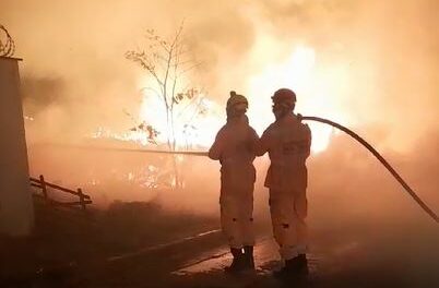 Vídeo: Incêndio em lote vago coloca em risco residências e causa preocupação em Arcos
