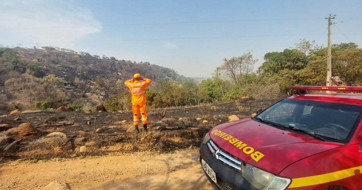 Corpo de Bombeiros monitora incêndio na comunidade Barreira, em Formiga
