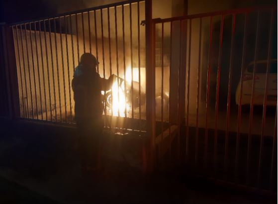 Formiga: Incêndio é registrado em motocicleta dentro de garagem