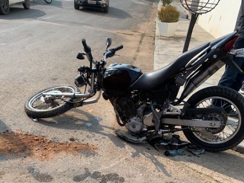 Criança de 3 anos e jovem são vítimas de acidente entre carro e moto em Arcos
