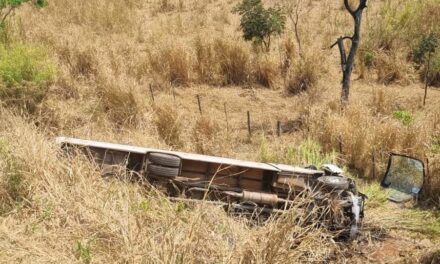 Acidente entre Piumhi e Pimenta deixa cerca de 10 passageiros feridos