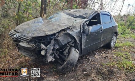 Veículo cai em abismo após condutor ser surpreendido por carreta na BR-354, em Arcos