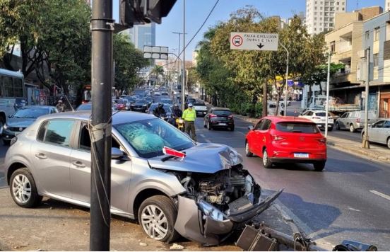Carro bate e derruba sinal de trânsito em Minas Gerais