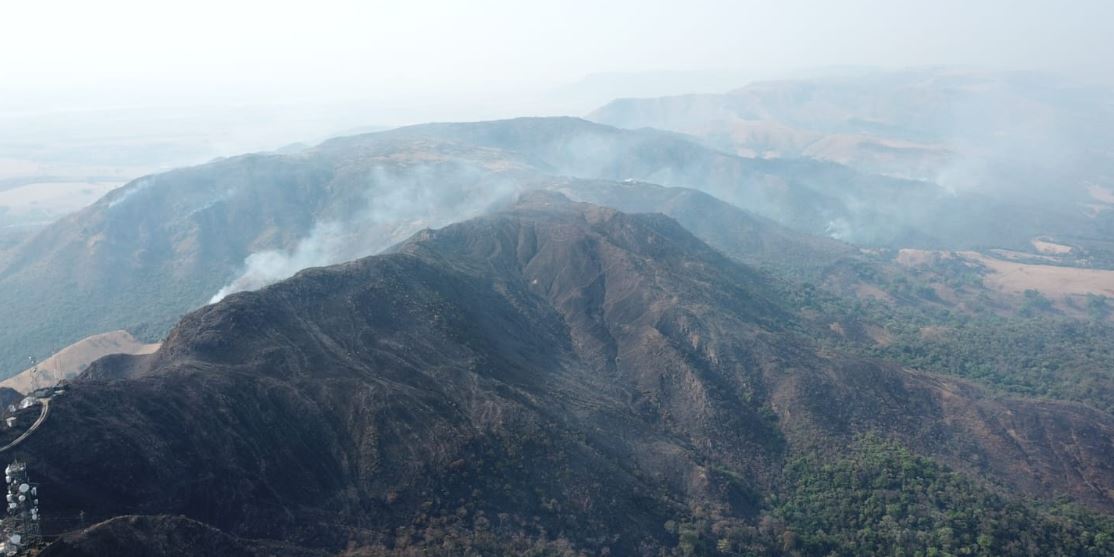Incêndio de grandes proporções é registrado na Serra da Pimenta