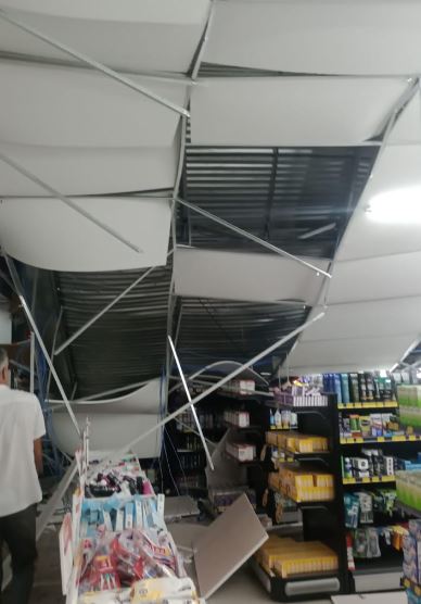 Parte do teto de farmácia no Centro de Formiga desaba