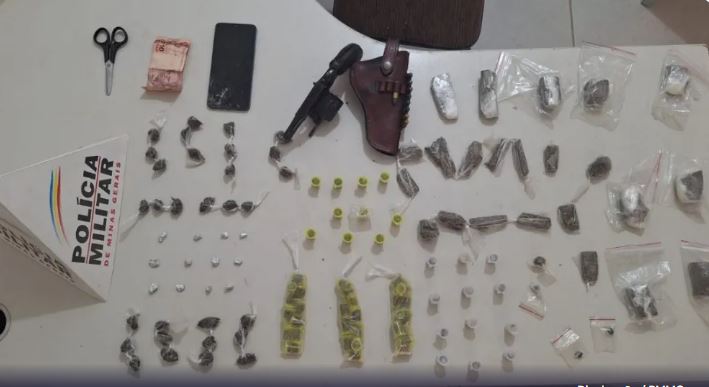 Sentado em sepultura, suspeito que vendia drogas em cemitério é preso