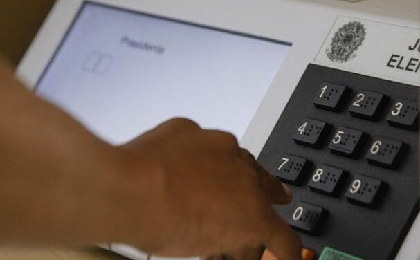 Empregado dispensado por se recusar a votar no candidato do chefe será indenizado em MG