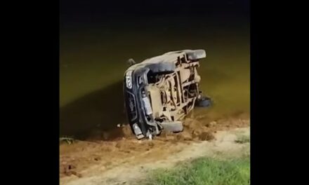 Veículo cai na lagoa de Pimenta