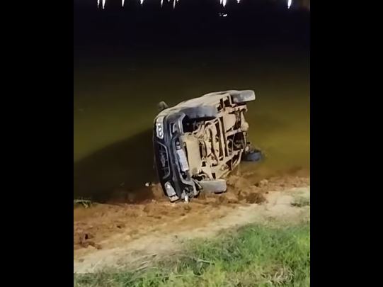 Veículo cai na lagoa de Pimenta