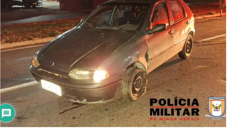 Divinópolis: Motorista inabilitado colide carro contra meio-fio e é preso