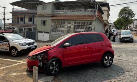 Vídeo: Veículos se envolvem em acidente no bairro Bela Vista, em Formiga