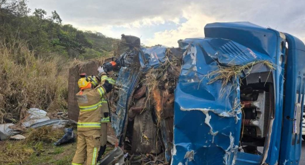Motorista de 30 anos morre preso às ferragens após caminhão capotar em rodovia de Minas