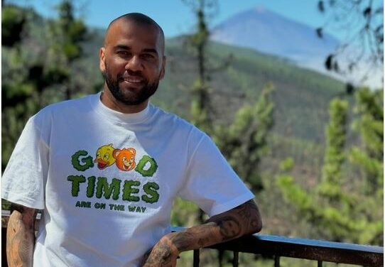 Daniel Alves posta primeira foto, livre, mesmo com a condenação por estupro. Irônico. Sorrindo. Com uma camiseta escrita ‘bons tempos’