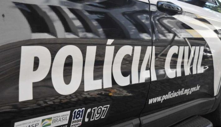 Homem espanca casal de idosos a cadeiradas para roubar galinhas em MG