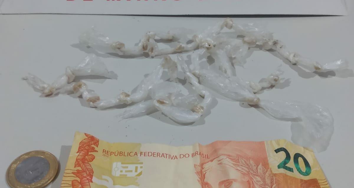 PM apreende 30 pedras de crack e um homem é preso suspeito de tráfico de drogas.