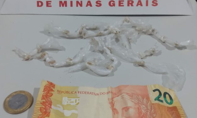 PM apreende 30 pedras de crack e um homem é preso suspeito de tráfico de drogas.
