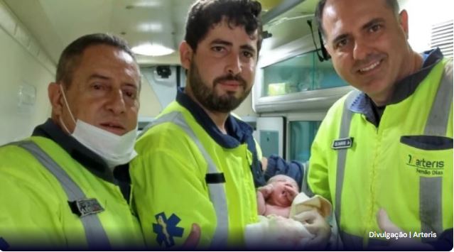 Mulher entra em trabalho de parto e bebê nasce na Fernão Dias, no Sul de Minas