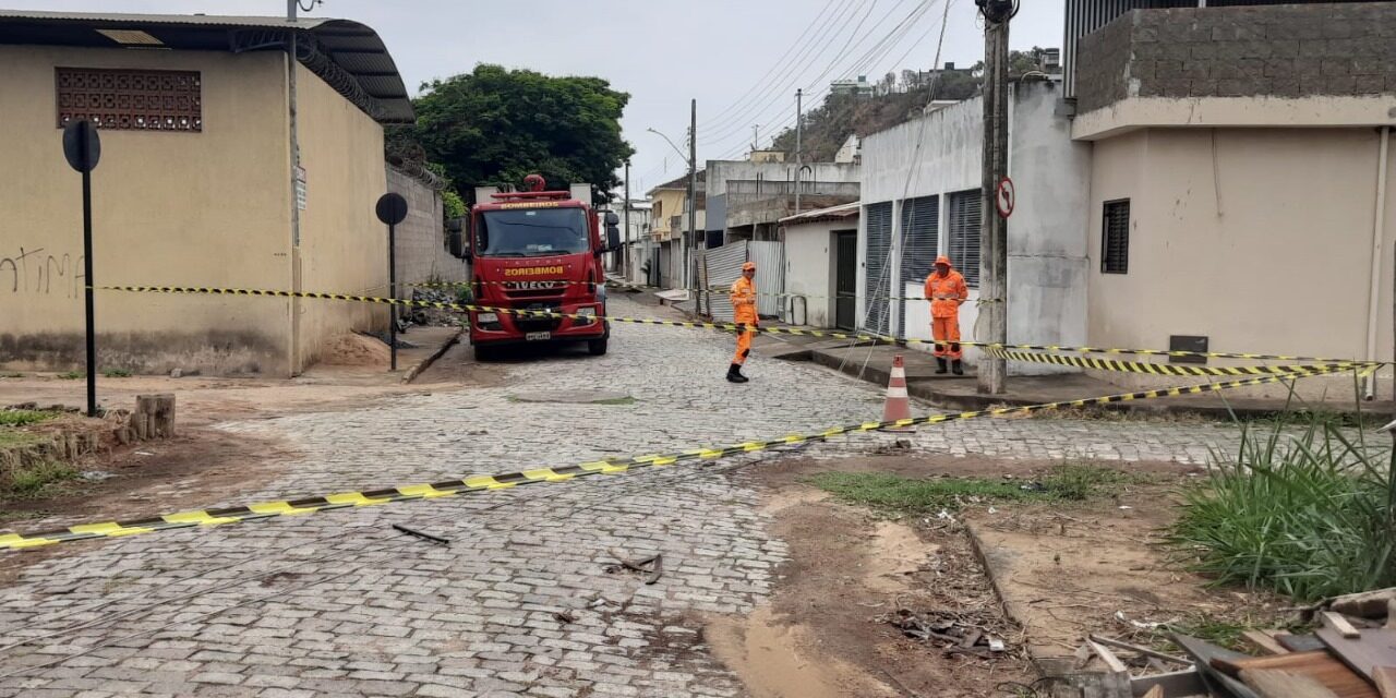 Área em avenida de Formiga é isolada após risco de eletrocussão