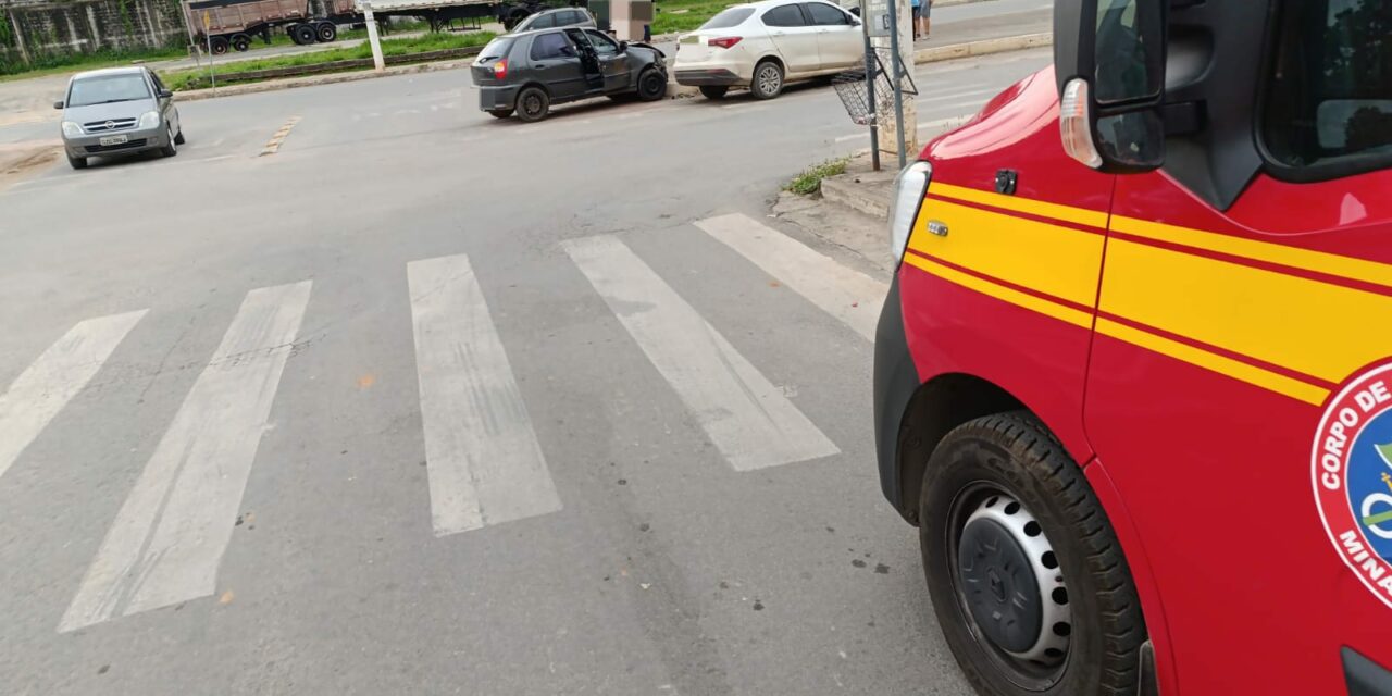 Bombeiros de Arcos socorrem vítimas de acidente envolvendo dois carros