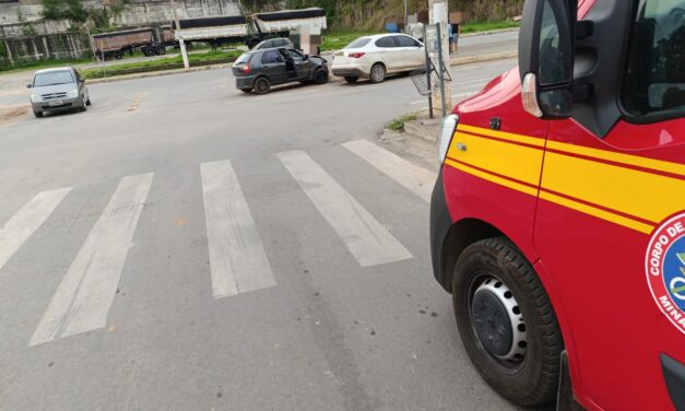 Bombeiros de Arcos socorrem vítimas de acidente envolvendo dois carros