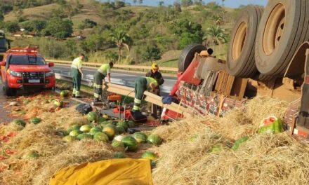 Caminhão carregado de melancias tomba na BR-050 e motorista morre preso às ferragens