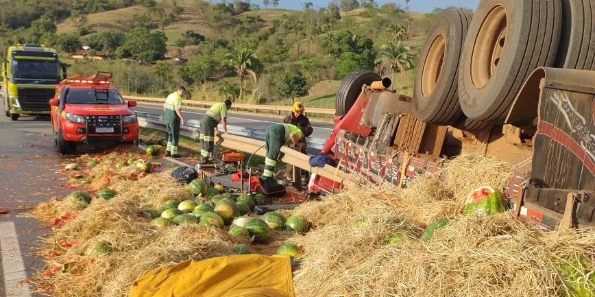 Caminhão carregado de melancias tomba na BR-050 e motorista morre preso às ferragens
