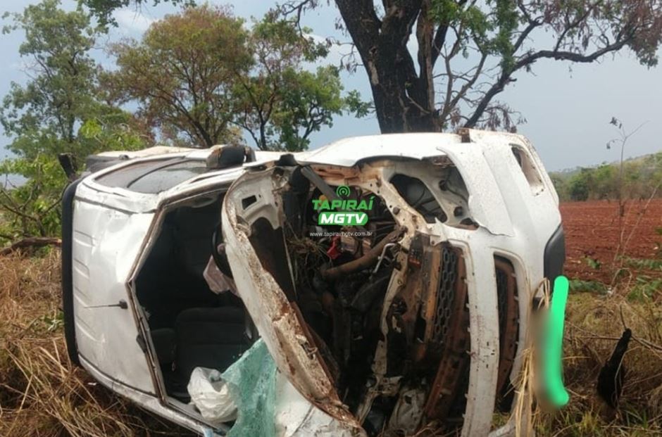 Caminhonete capota na BR-354 e deixa idoso ferido