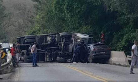 Acidente entre caminhão e carro deixa quatro feridos e interdita BR-040