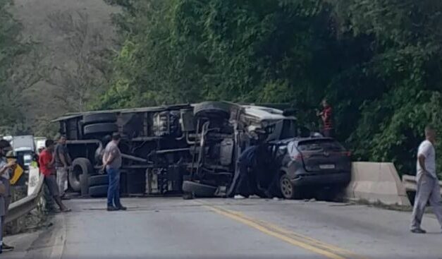 Acidente entre caminhão e carro deixa quatro feridos e interdita BR-040