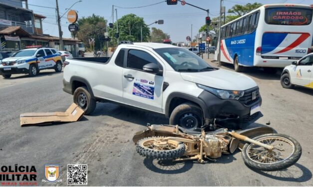 Jovem fica ferido após colisão entre moto e caminhonete na BR-354, em Arcos