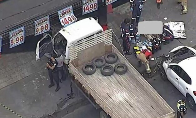 Acidente entre carro e caminhão mata pedestre prensado na porta de frigorífico em BH